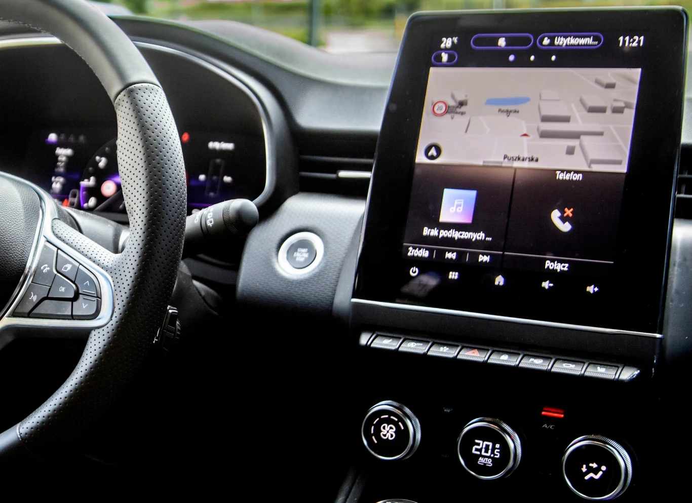W Colcie również sterujemy niemal wszystkim z ekranu, ale pozostawiono parę fizycznych przycisków oraz osobny panel klimatyzacji