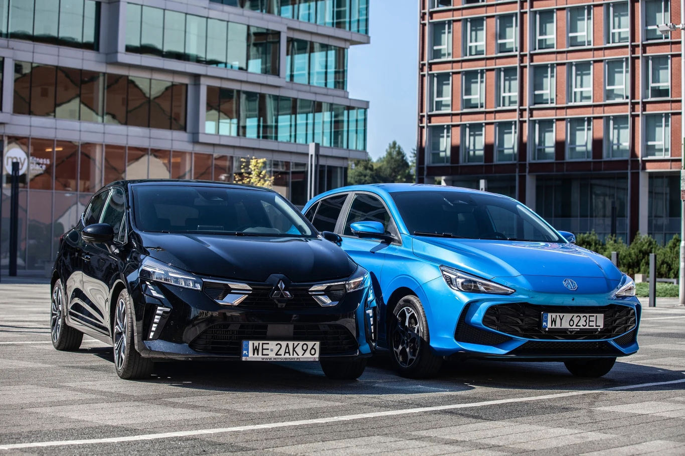 Chromowane elementy z przodu Colta odróżniają go od bliźniaczego Clio