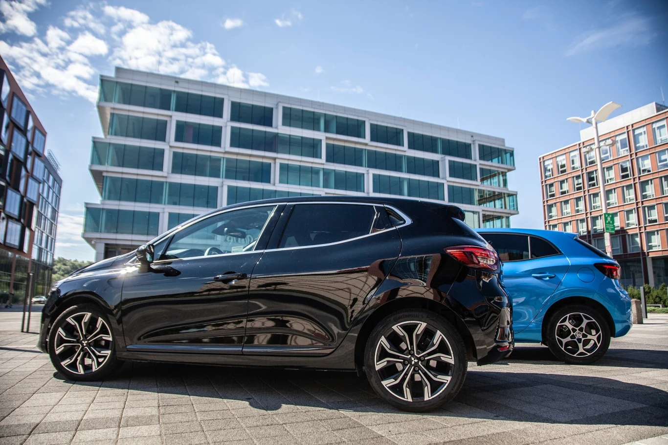 Ukryte klamki tylnych drzwi mają nadać Coltowi wyglądu trzydrzwiowego auta