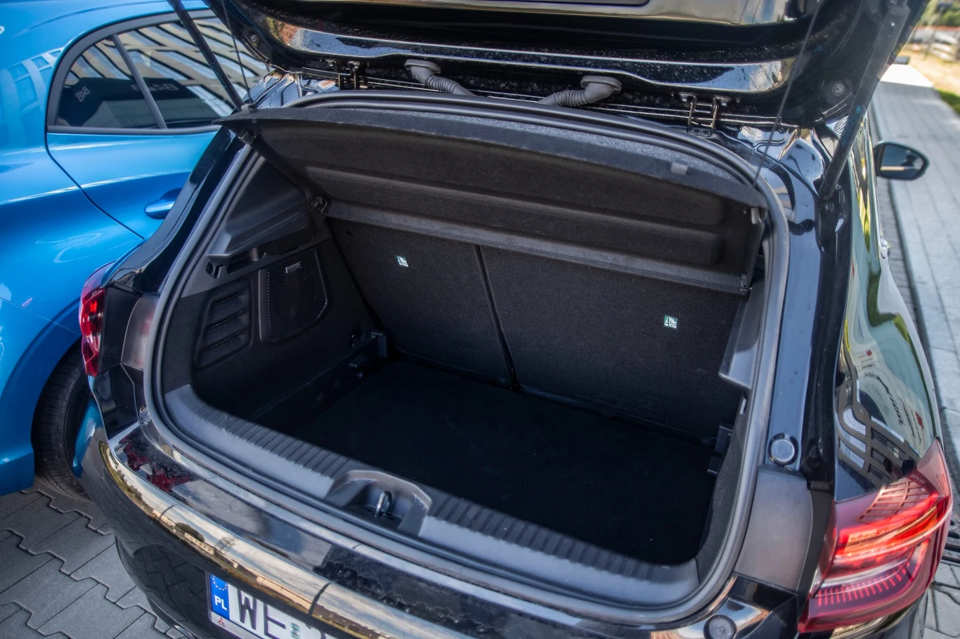 Colt ma o 100 l większy bagażnik od konkurenta i to widać w jego pojemności