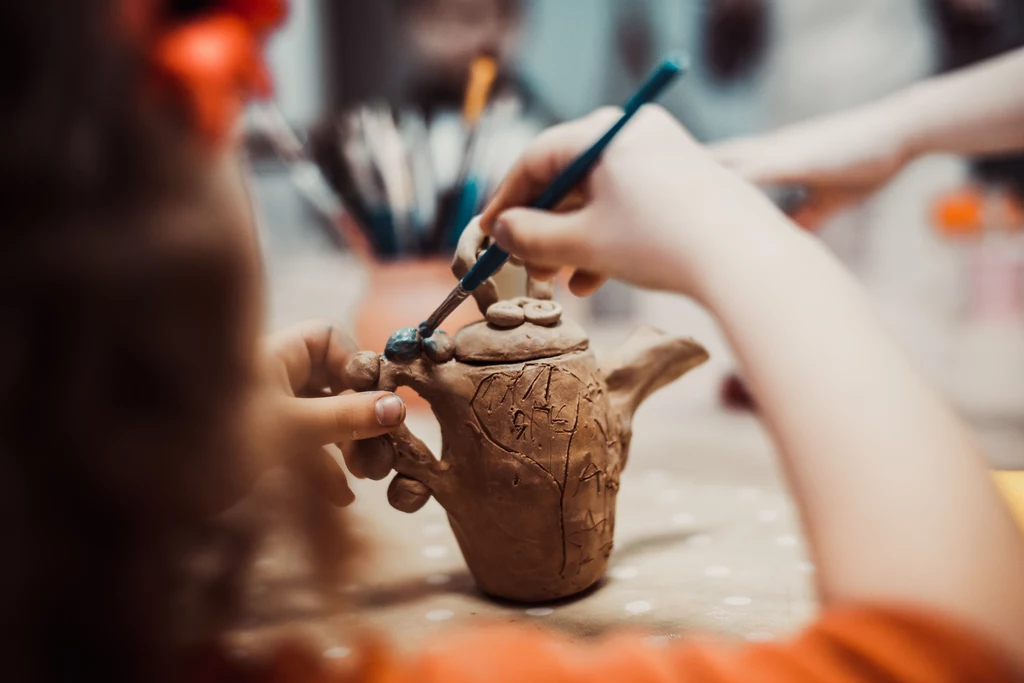 W szkole Montessori kładzie się nacisk na samodzielną pracę i doświadczenie 