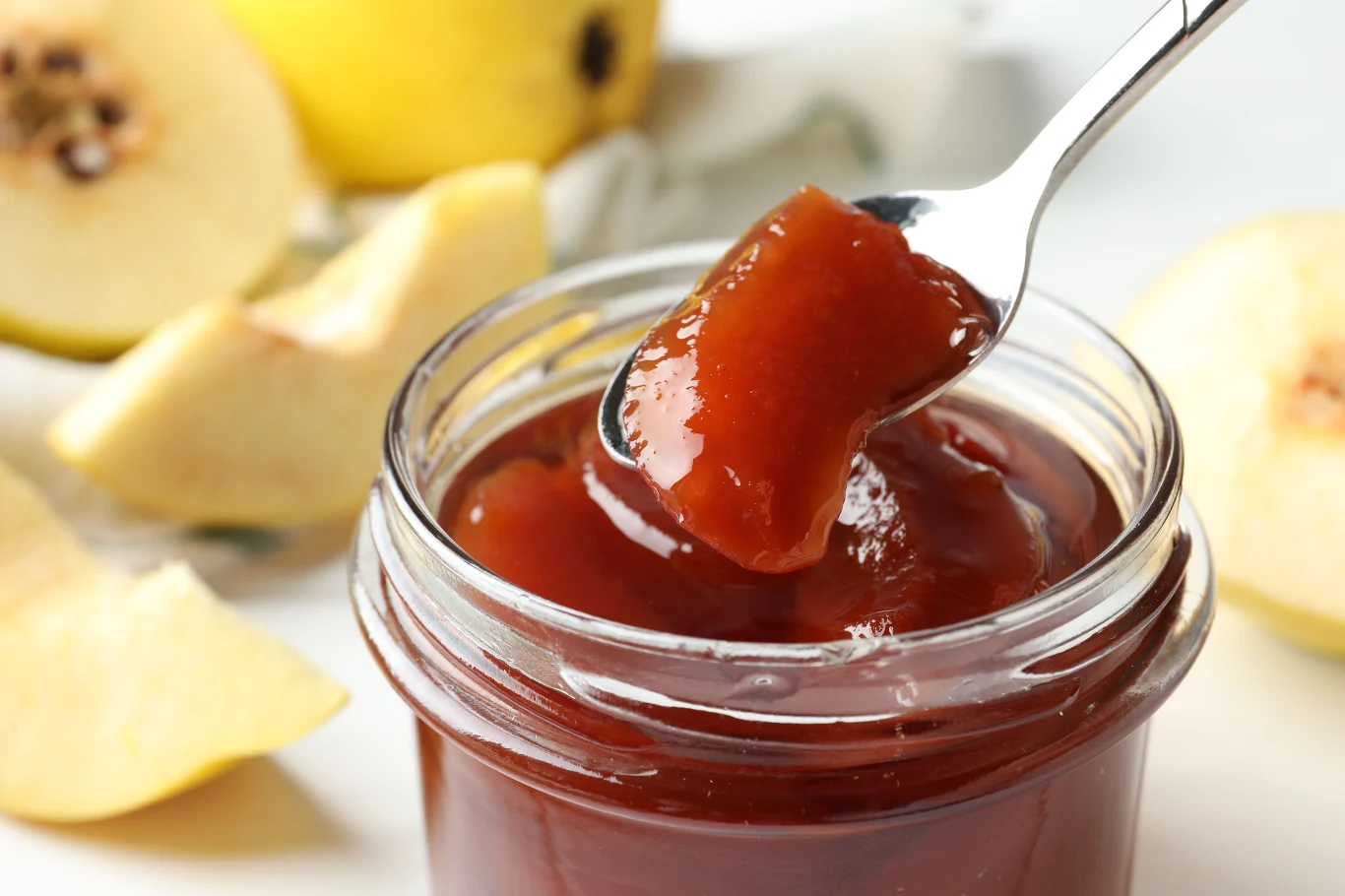 Pigwy nie trzeba nawet obierać. Wrzuć owoce do garnka i wolno gotuj, aby uzyskać gęstą i pyszną marmoladę. Pigwy nie trzeba nawet obierać. Wrzuć owoce do garnka i wolno gotuj, aby uzyskać gęstą i pyszną marmoladę.