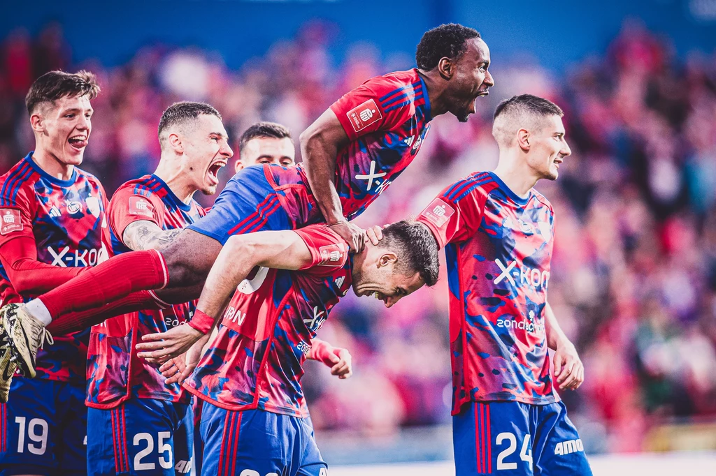 John Yeboah (u góry) nie jest już piłkarzem Rakowa Częstochowa 