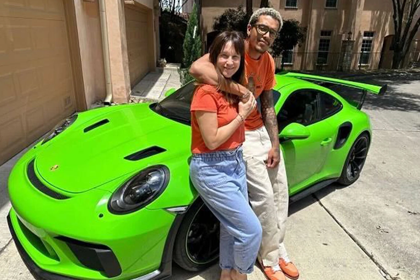 Jeremy Sochan parkuje w swoim garażu Porsche 911 GT3 RS (991.2) w kolorze Lizard Green.