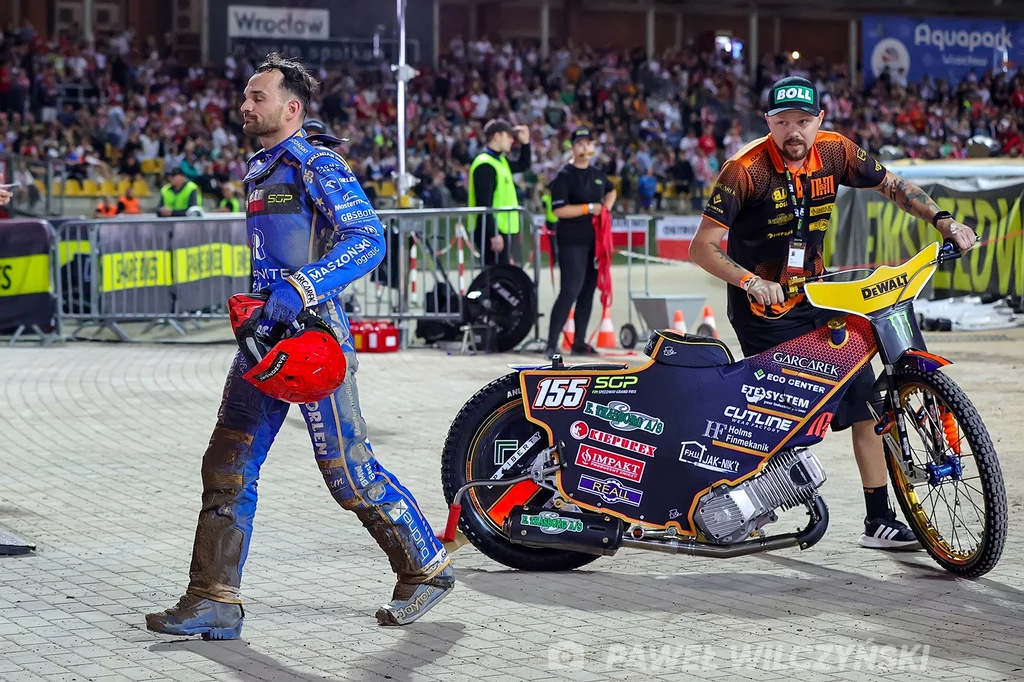 Bartosz Zmarzlik schodzi do parkingu po defekcie w biegu półfinałowym. Grand Prix Polski we Wrocławiu 2024. Bartosz Zmarzlik schodzi do parkingu po defekcie w biegu półfinałowym. Grand Prix Polski we Wrocławiu 2024.