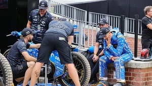 Bartosz Zmarzlik, smutek teamu po defekcie w półfinale Grand Prix Polski 2024 we Wrocławiu.