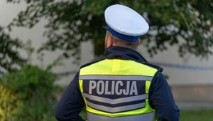 Nietypowa interwencja policjantów. Najpierw wręczyli mandaty, a potem prezenty