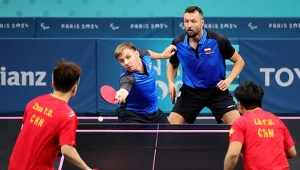 Piotr Grudzień (odbija piłeczkę) i Patryk Chojnowski