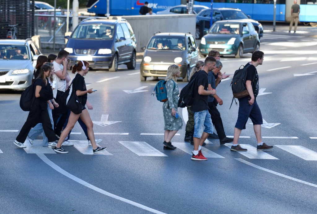 Piesi nie tylko na przejściu mogą mieć pierwszeństwo