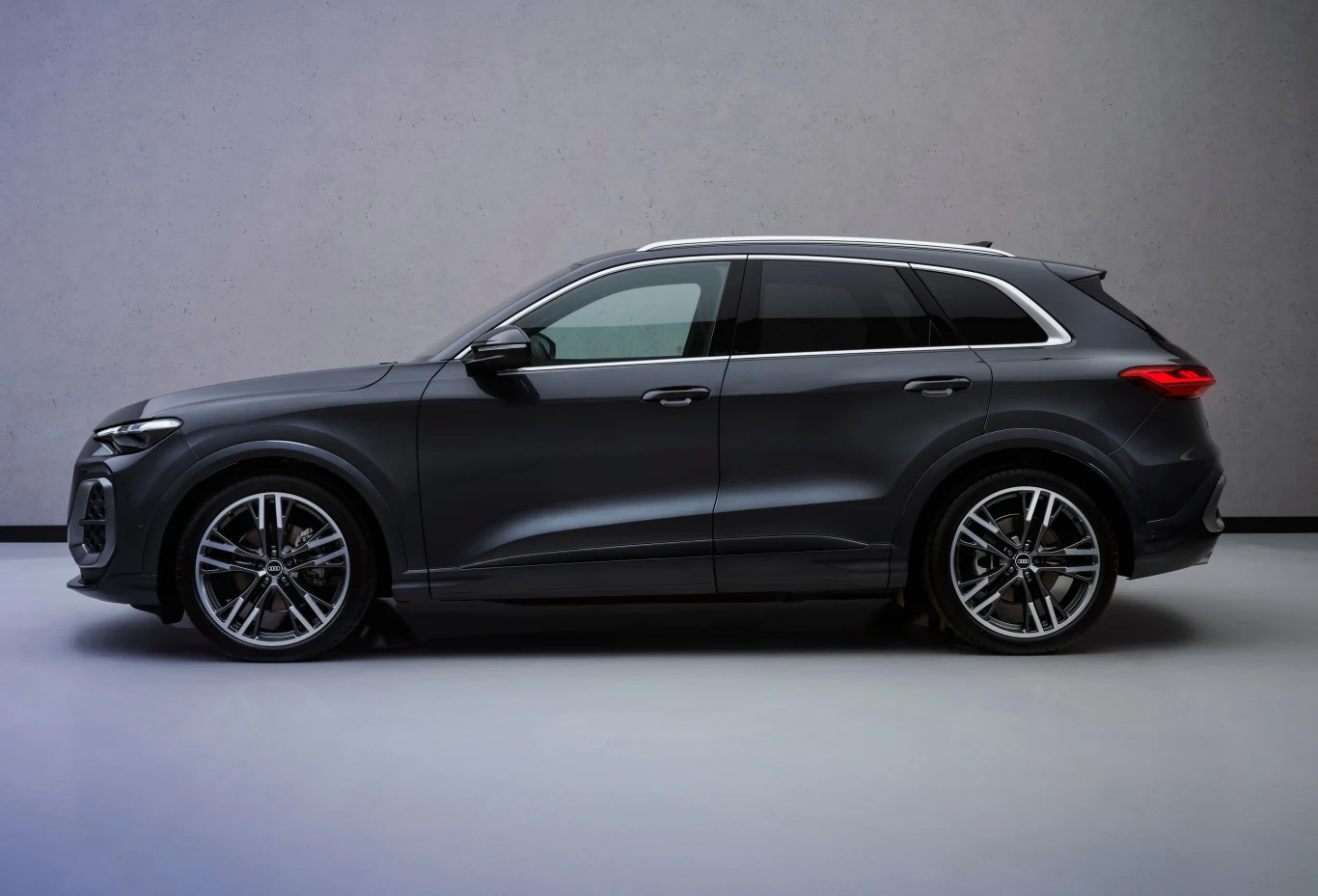 Audi Q5 wydaje się z boku bardziej smukłe Audi Q5 wydaje się z boku bardziej smukłe