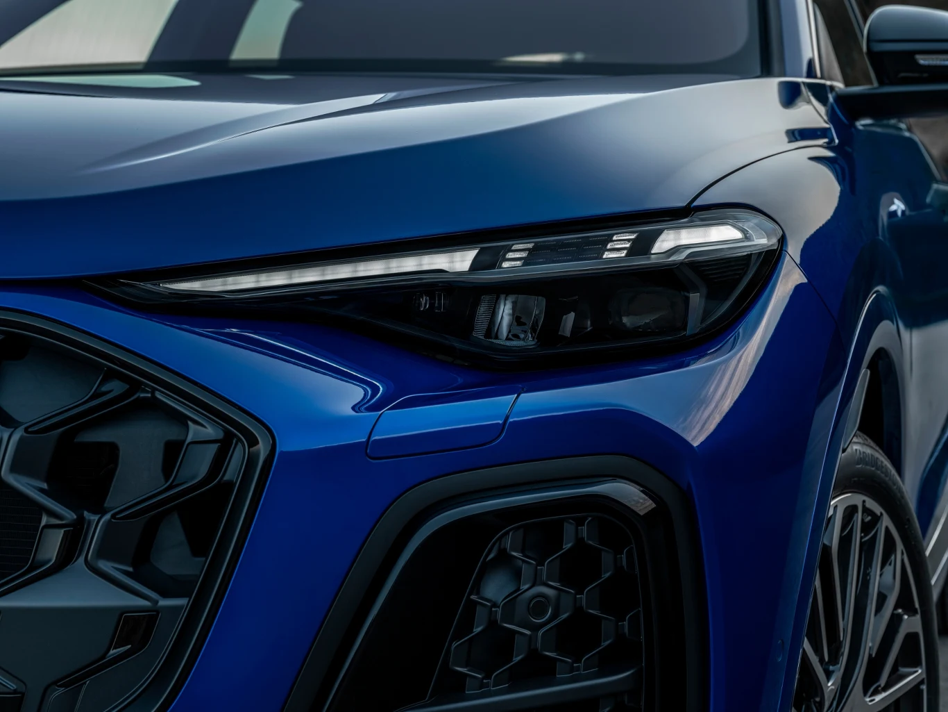 Przednie i tylne światła nowego Audi Q5 mają kilka sygnatur świetlnych do wyboru Przednie i tylne światła nowego Audi Q5 mają kilka sygnatur świetlnych do wyboru