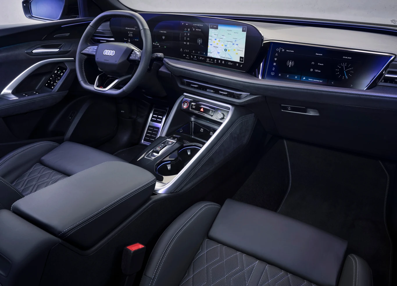 Audi Q5 otrzymało znany już układ deski rozdzielczej z trzema ekranami Audi Q5 otrzymało znany już układ deski rozdzielczej z trzema ekranami
