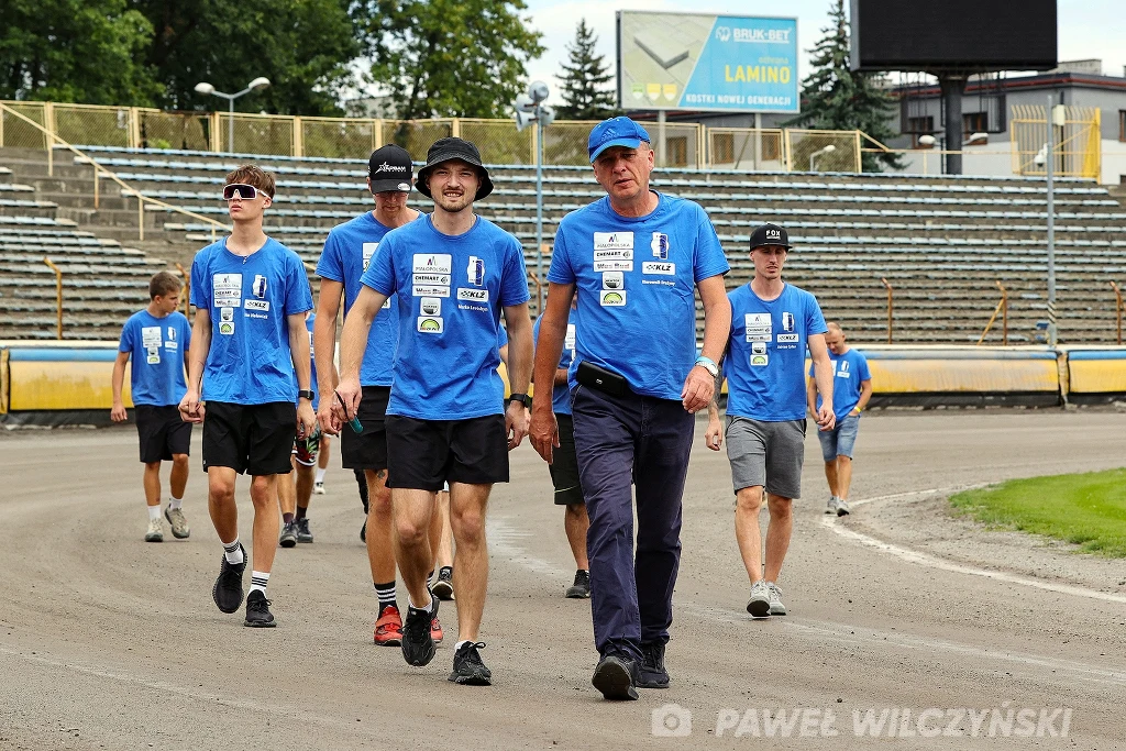 Unia Tarnów na obchodzie toru. Z przodu Marko Lewiszyn i Tomasz Proszowski.