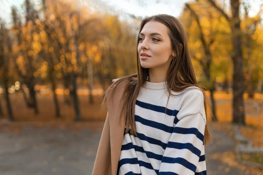 Sweter w paski jest niezwykle wszechstronny i można stylizować go zarówno na co dzień, jak i bardziej eleganckie okazje 