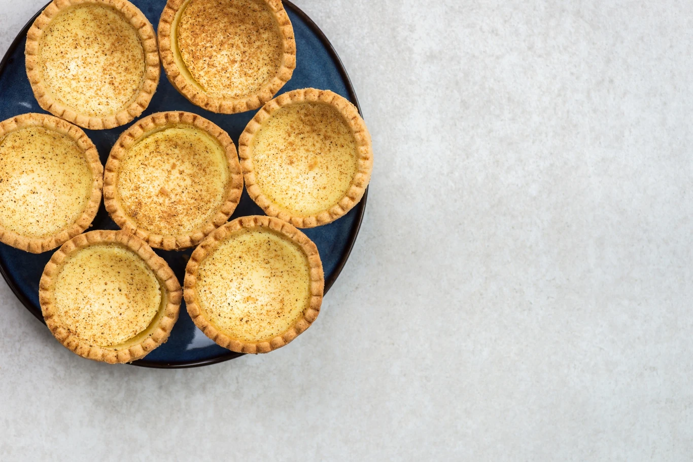 Z kruchego ciasta można zrobić spód do różnych ciastek. 