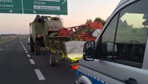 Wjechał kombajnem na drogę ekspresową. Policjanci zorganizowali eskortę