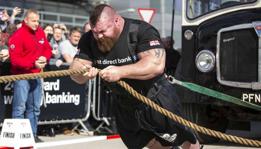 Eddie Hall ciągnący autobus ważący osiem i pół tony. Zawody w 2017 roku