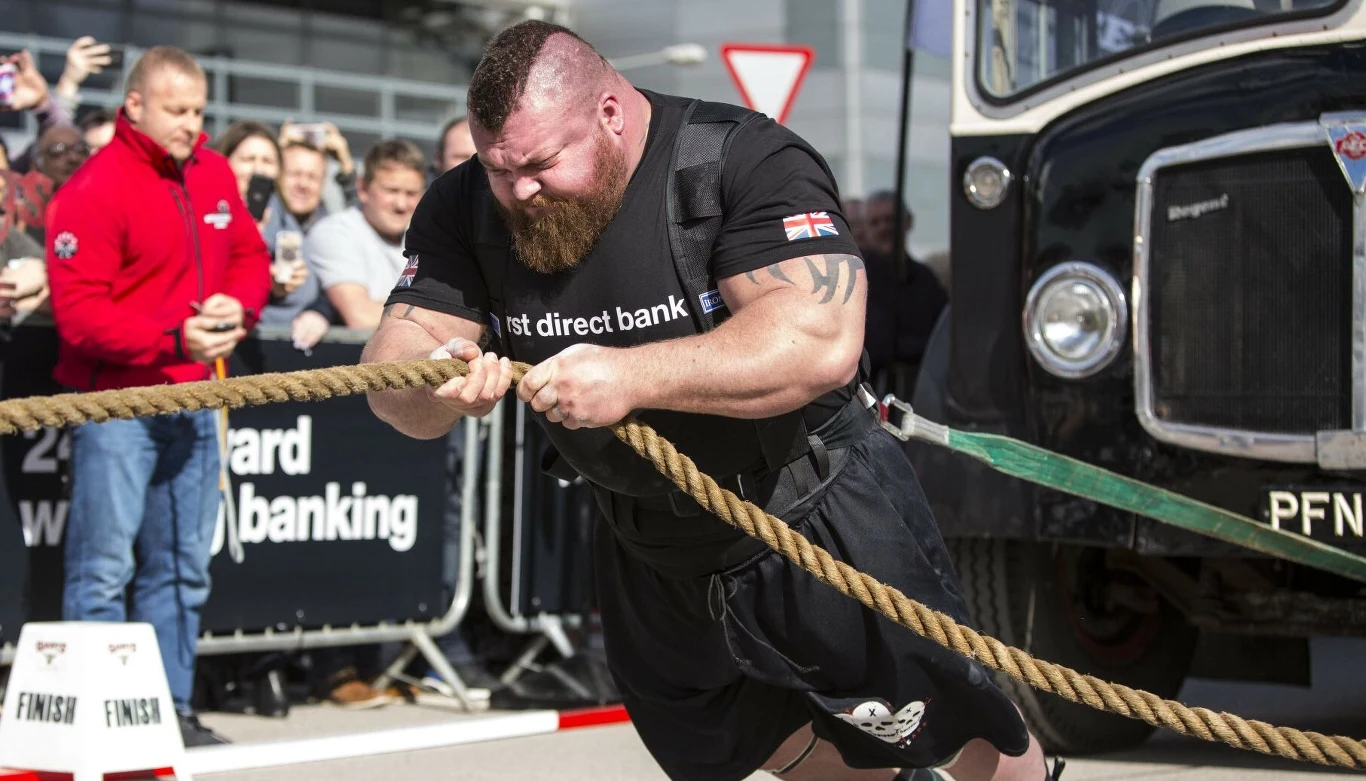 Eddie Hall ciągnący autobus ważący osiem i pół tony. Zawody w 2017 roku Eddie Hall ciągnący autobus ważący osiem i pół tony. Zawody w 2017 roku