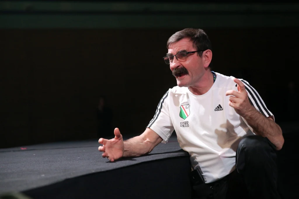 Trener Zbigniew Raubo w przeszłości sam był świetnym pięściarzem Trener Zbigniew Raubo w przeszłości sam był świetnym pięściarzem