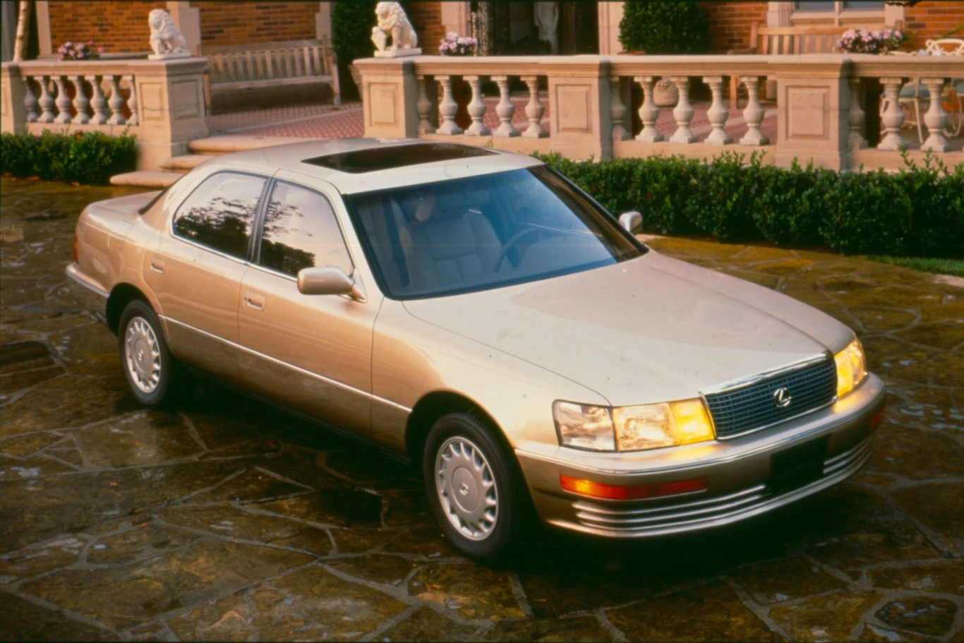 Lexus LS pierwszej generacji został zaprezentowany w 1989 roku na salonie w Detroit. Lexus LS pierwszej generacji został zaprezentowany w 1989 roku na salonie w Detroit.