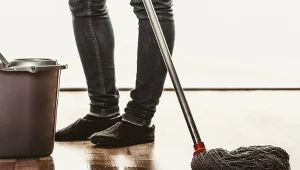 Mieszam to z wodą i myję podłogi. Po smugach nie ma śladu