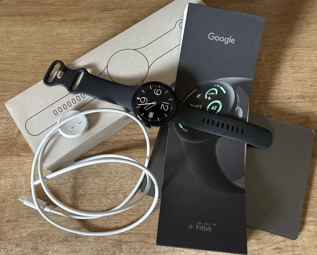 Zwartość opakowania z Google Pixel Watch 3.