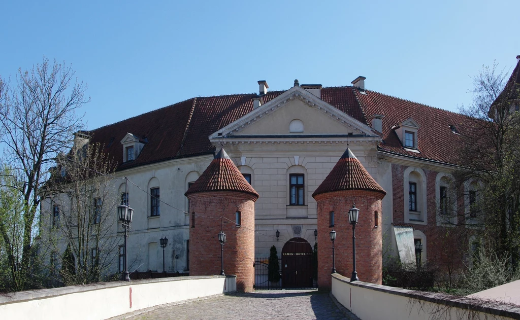 Do zamku prowadzi najdłuższy w Europie brukowany rynek 