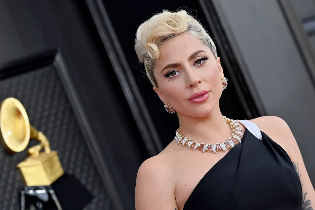 Lady Gaga pojawiła się na Festiwalu Filmowym w Wenecji i zachwyciła wielkim pierścionkiem zaręczynowym 