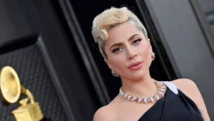 Złoty pierścionek i miłość na czerwonym dywanie. Lady Gaga i Michael Polansky w Wenecji 