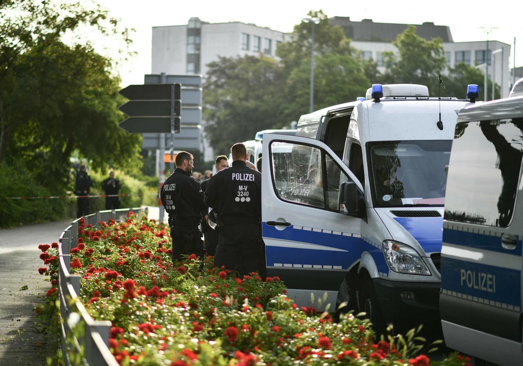 Lewicowi ekstremiści protestowali przeciwko AfD. Na zdjęciu policja zabezpiecza zjazd AfD w Essen Lewicowi ekstremiści protestowali przeciwko AfD. Na zdjęciu policja zabezpiecza zjazd AfD w Essen