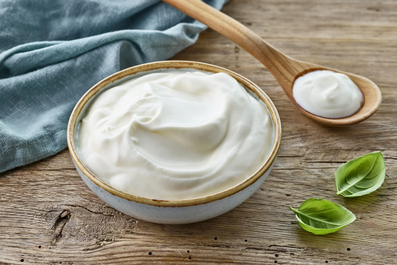 Zimny jogurt naturalny pomaga w likwidowaniu zmarszczek w okolicy oczu. Zimny jogurt naturalny pomaga w likwidowaniu zmarszczek w okolicy oczu.