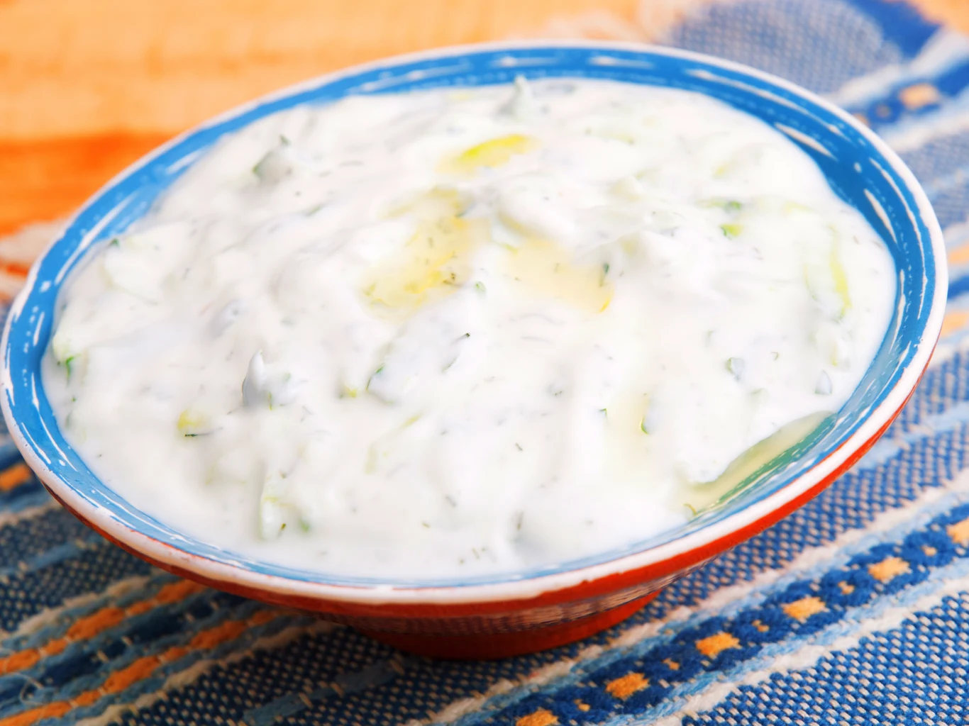 Sos tzatziki idealnie nadaje się do grillowanych, smażonych i pieczonych mięs 