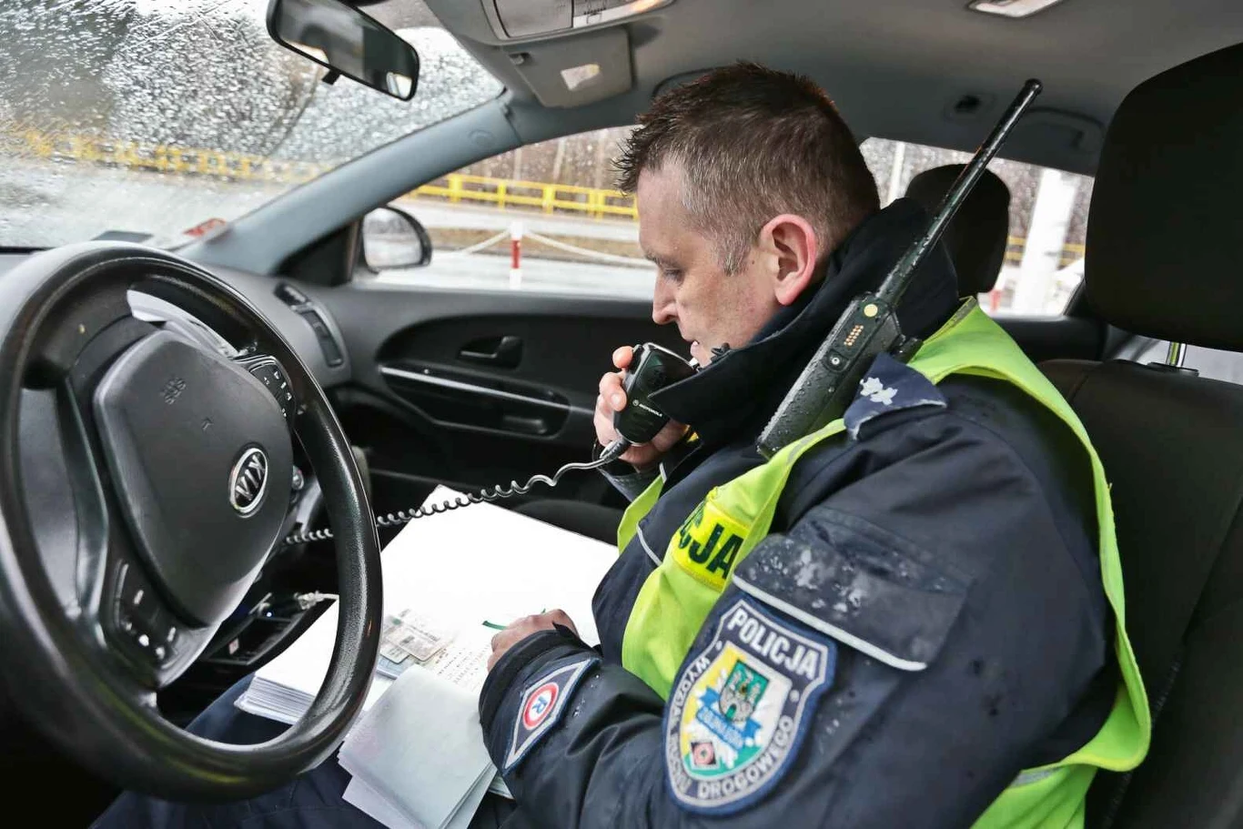 Kierowca, którego prawo jazdy zostało zatrzymane, może kontynuować jazdę.