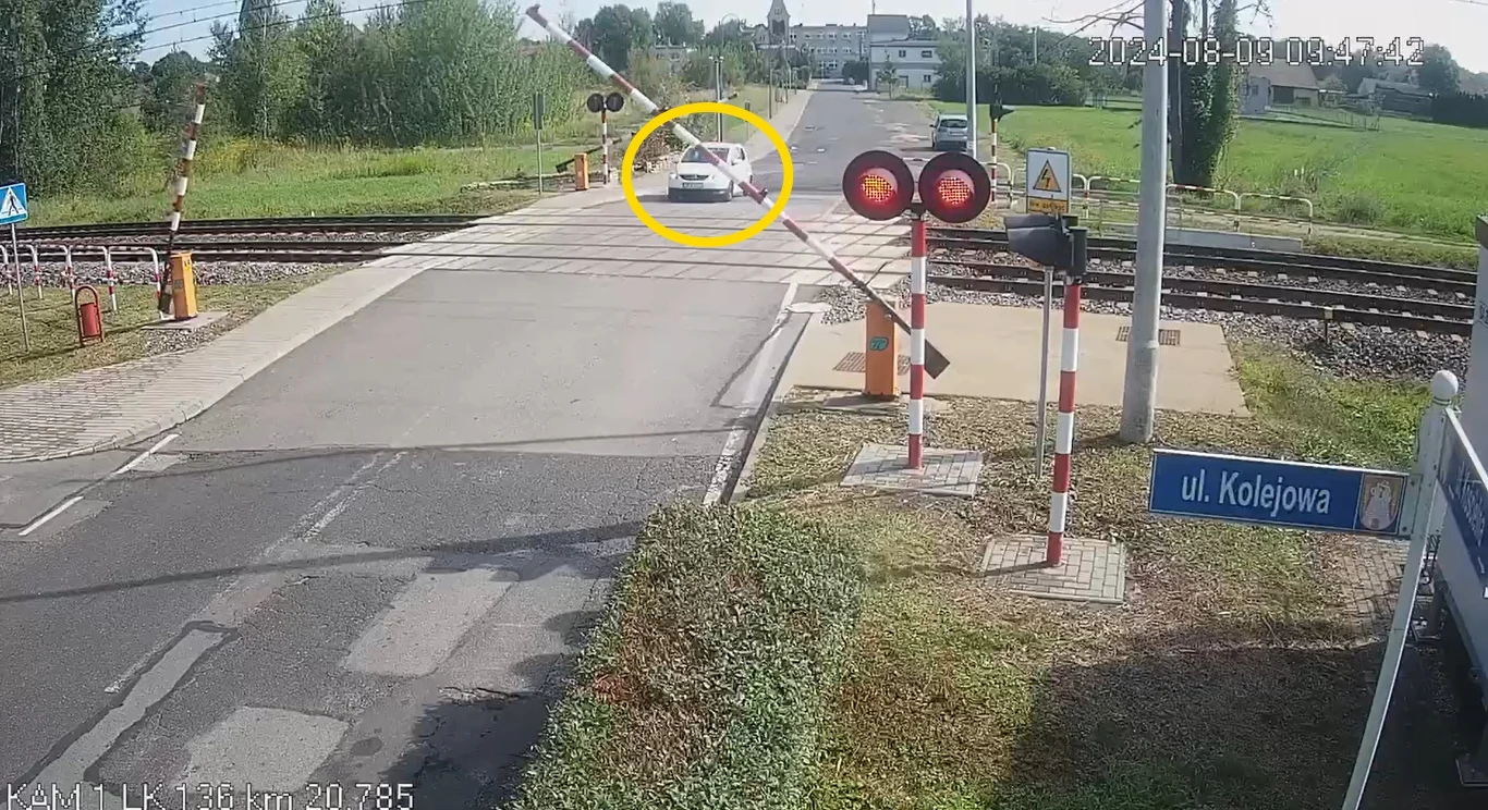 Czerwone migające światło na przejeździe oznacza zakaz wjazdu Czerwone migające światło na przejeździe oznacza zakaz wjazdu