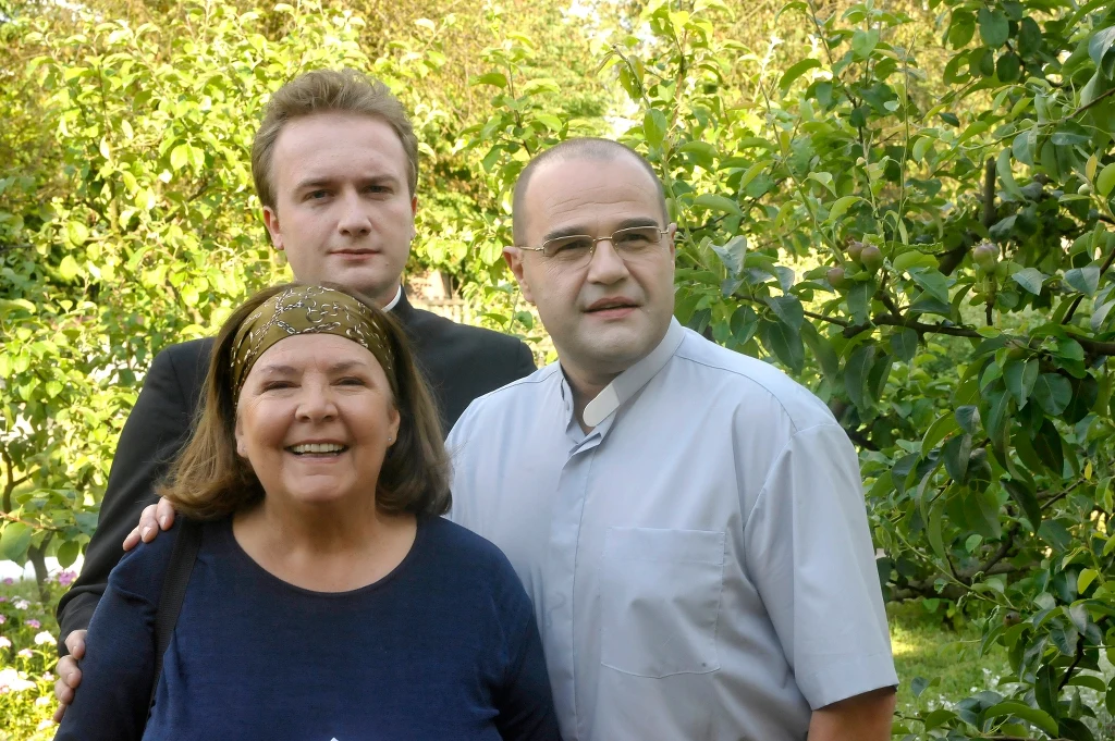 Marta Lipińska, Cezary Żak, Bartłomiej Kasprzykowski na planie serialu "Ranczo" w 2008 roku