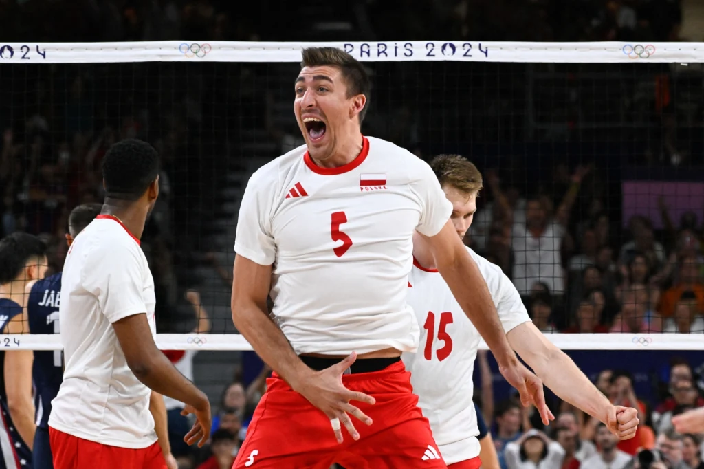 Łukasz Kaczmarek (z numerem 5) w reprezentacji Polski Łukasz Kaczmarek (z numerem 5) w reprezentacji Polski