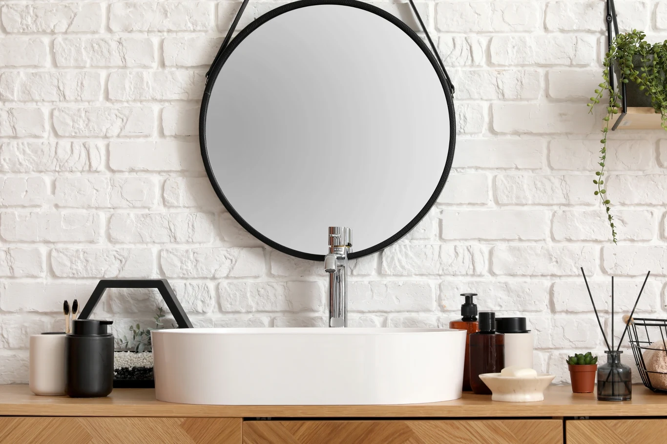 Na lustrze przestanie osadzać się para, jeśli będziemy czyścić je pianką do golenia. 