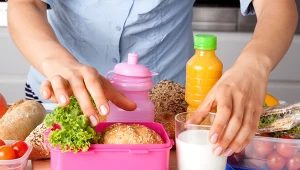 Czego nie wkładać dziecku do śniadaniówki? Te produkty wpłyną źle na zdrowie, wagę i oceny w szkole