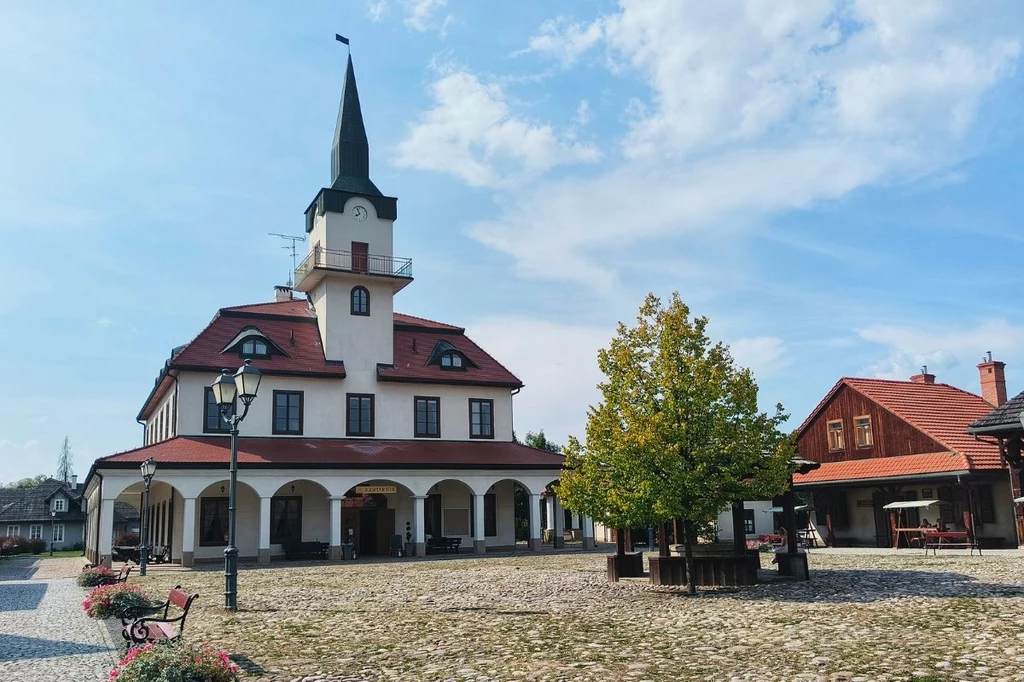 Budynek jest wzorowany na niezrealizowanym projekcie ratusza ze Starego Sącza