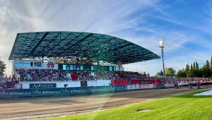 Wydali miliony, mieli wygrać ligę w cuglach. Teraz ich tor przypomina kartoflisko