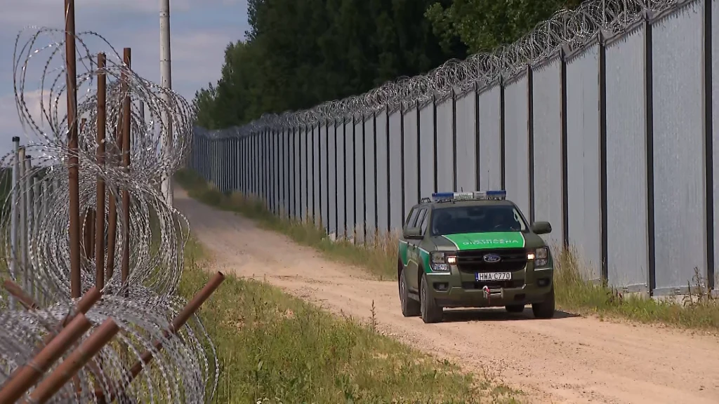W konsekwencji kolejnych prób przekroczenia granicy uszkodzeniu uległ pojazd Straży Granicznej. Zdjęcie ilustracyjne W konsekwencji kolejnych prób przekroczenia granicy uszkodzeniu uległ pojazd Straży Granicznej. Zdjęcie ilustracyjne