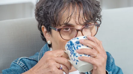 Herbata oczyszczająca z liśćmi laurowymi i cynamonem wspomaga trawienie i przyspiesza metabolizm, a to tylko część z jej zalet