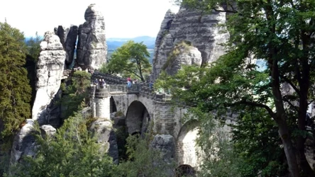 Majestatyczny Most w Bastei w Szwajcarii Saksońskiej leży 100 km od granicy polsko-niemieckiej 