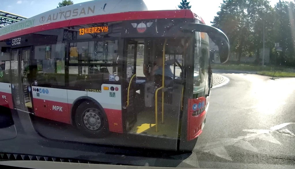 Kierowca autobusu miejskiego w Częstochowie wykonywał niebezpieczne manewry / Fot: Youtube