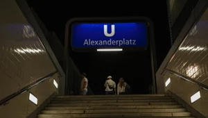 W Niemczech nie będzie w przyszłym roku podwyżki zasiłku obywatelskiego. Na zdj. stacja Alexanderplatz w Berlinie