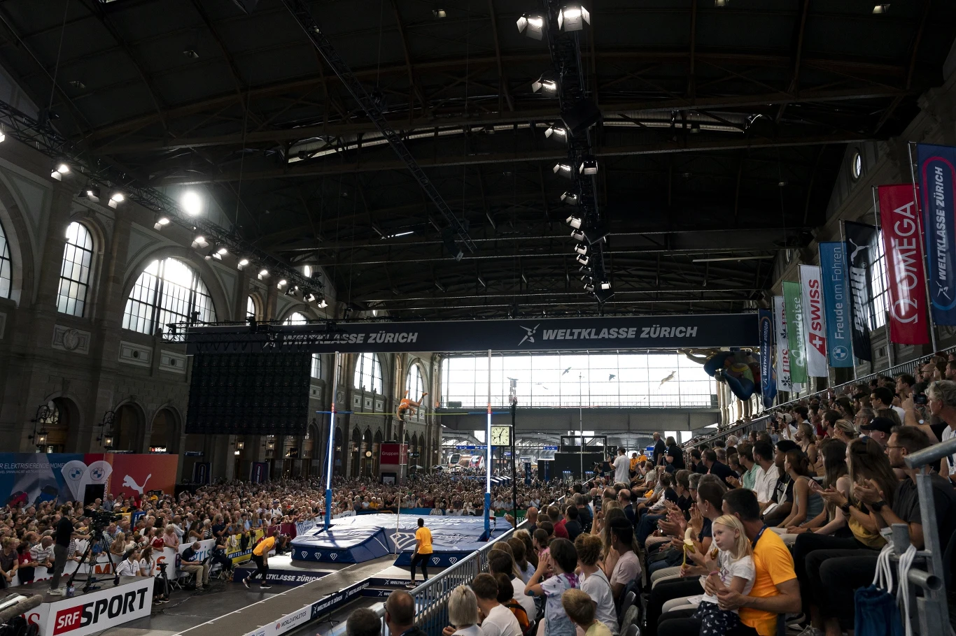 Mistrzyni olimpijska Nina Kennedy wygrała zmagania Diamentowej Ligi w... budynku dworca kolejowego w Zurychu Mistrzyni olimpijska Nina Kennedy wygrała zmagania Diamentowej Ligi w... budynku dworca kolejowego w Zurychu