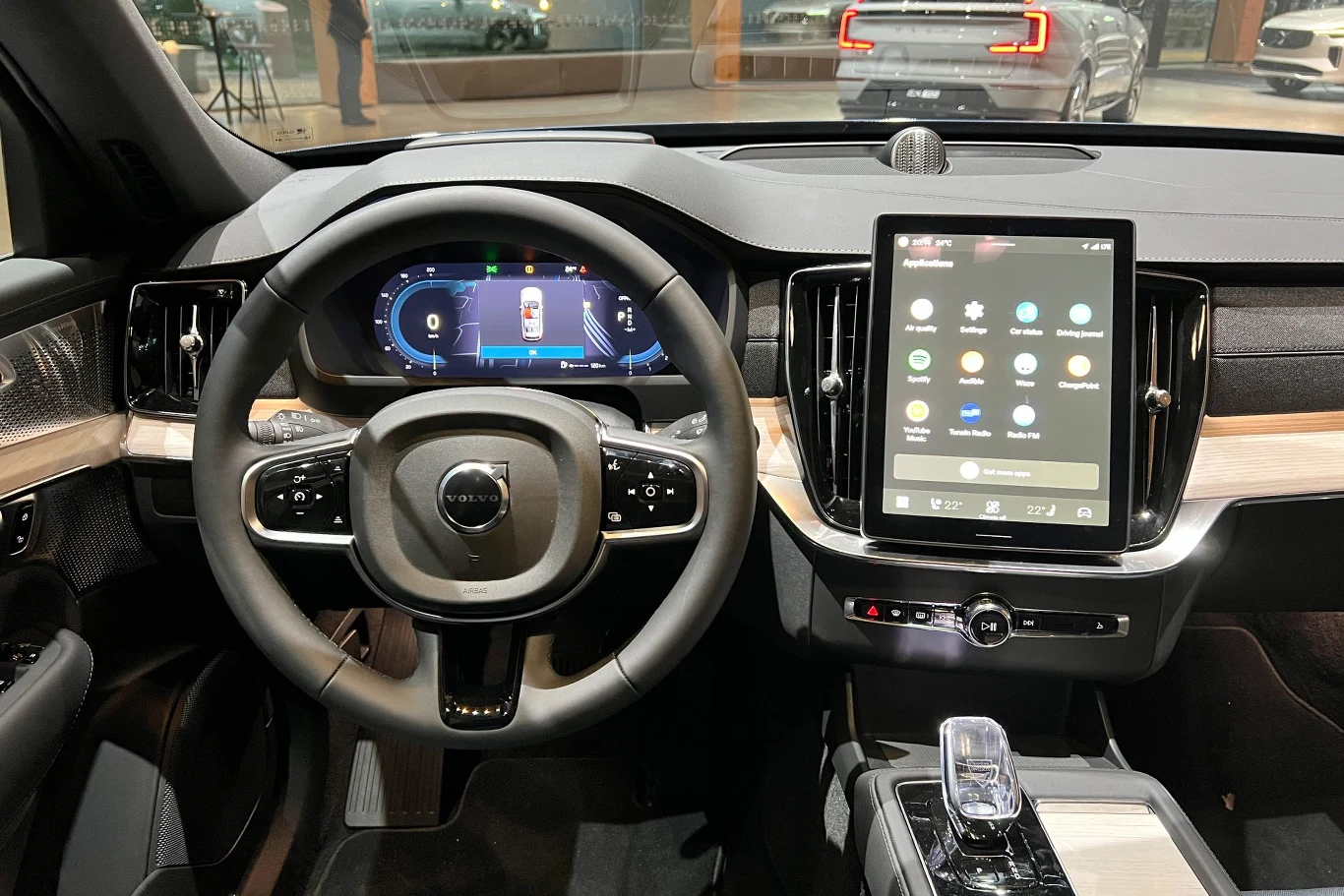 W przeprojektowanym wnętrzu XC90 dominuje duży, 11-calowy ekran