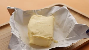 Do którego kosza wyrzucić papierek po maśle? Ten odpad bywa udręką