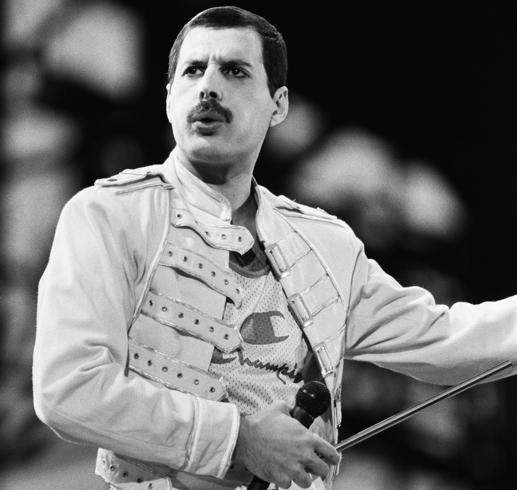 Freddie Mercury podczas ostatniego koncertu Queen - Knebworth, 9 sierpnia 1986 r.