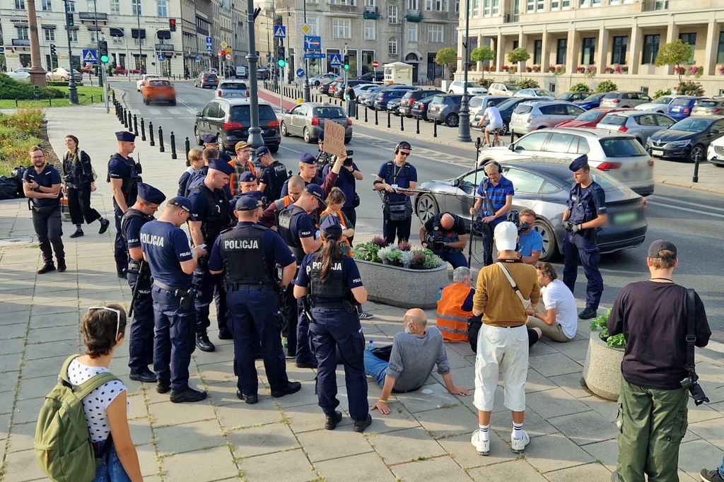 Protest aktywistów z grupy Ostatnie Pokolenie na placu Trzech Krzyży w Warszawie Protest aktywistów z grupy Ostatnie Pokolenie na placu Trzech Krzyży w Warszawie